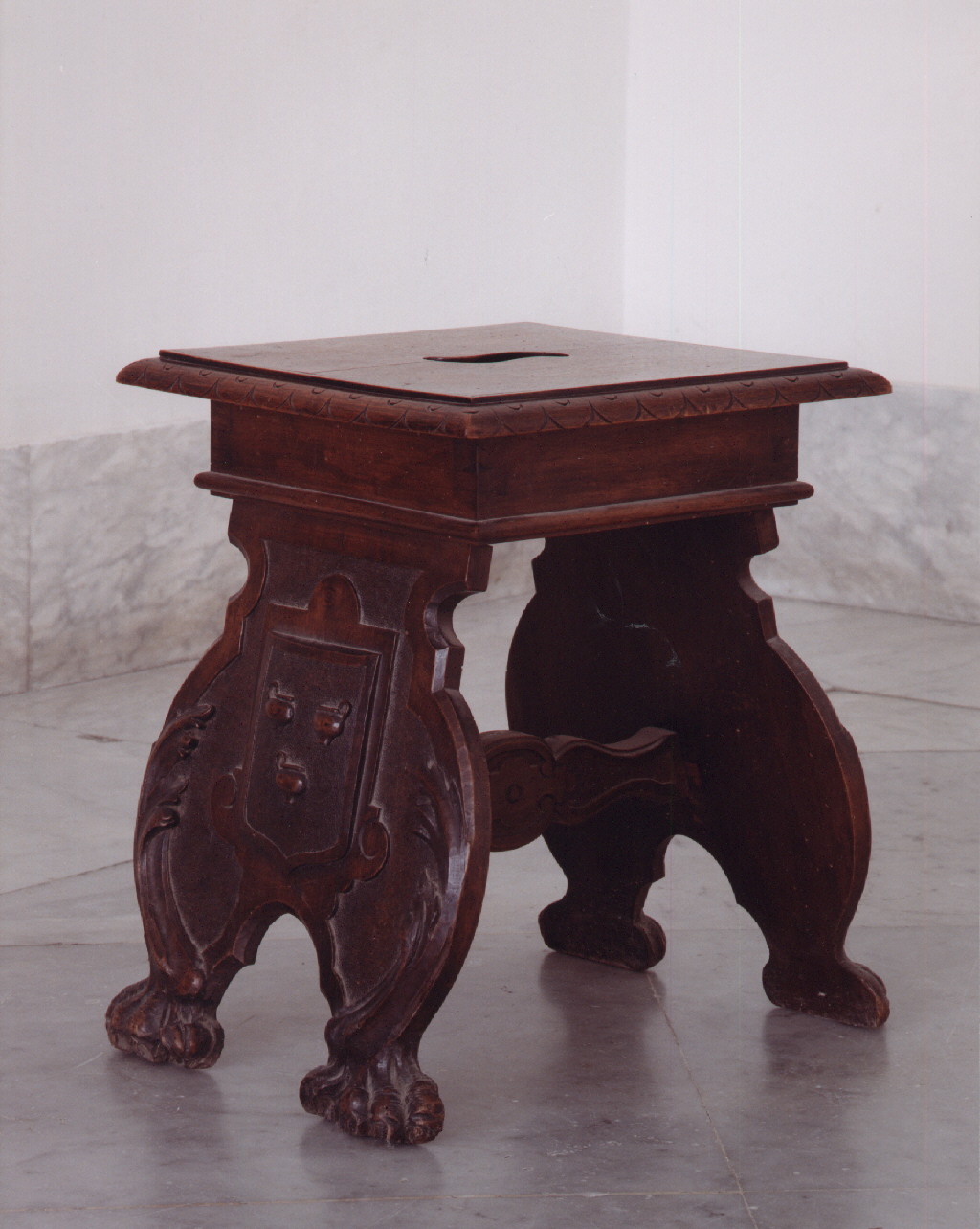 motivi decorativi vegetali e animali (sgabello) - bottega napoletana (sec. XIX)