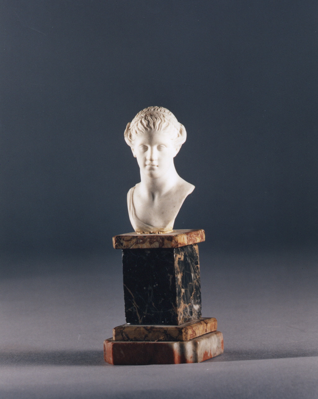 testa di donna (scultura miniaturistica) - manifattura italiana (fine/inizio secc. XVIII/ XIX)