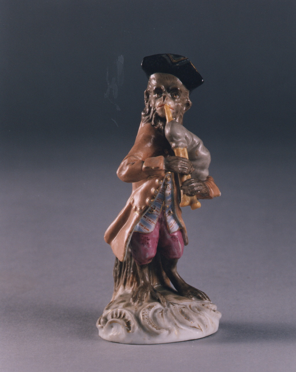 scimmia che suona la cornamusa (statuetta) - manifattura di Plaue (sec. XIX)