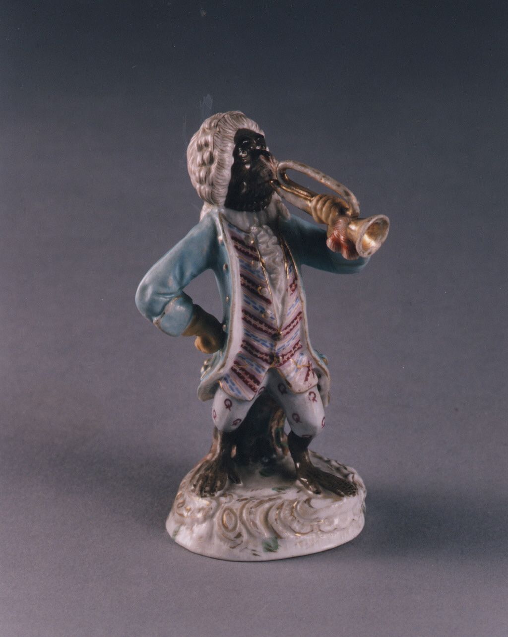 scimmia che suona la tromba (statuetta) - manifattura di Plaue (sec. XIX)