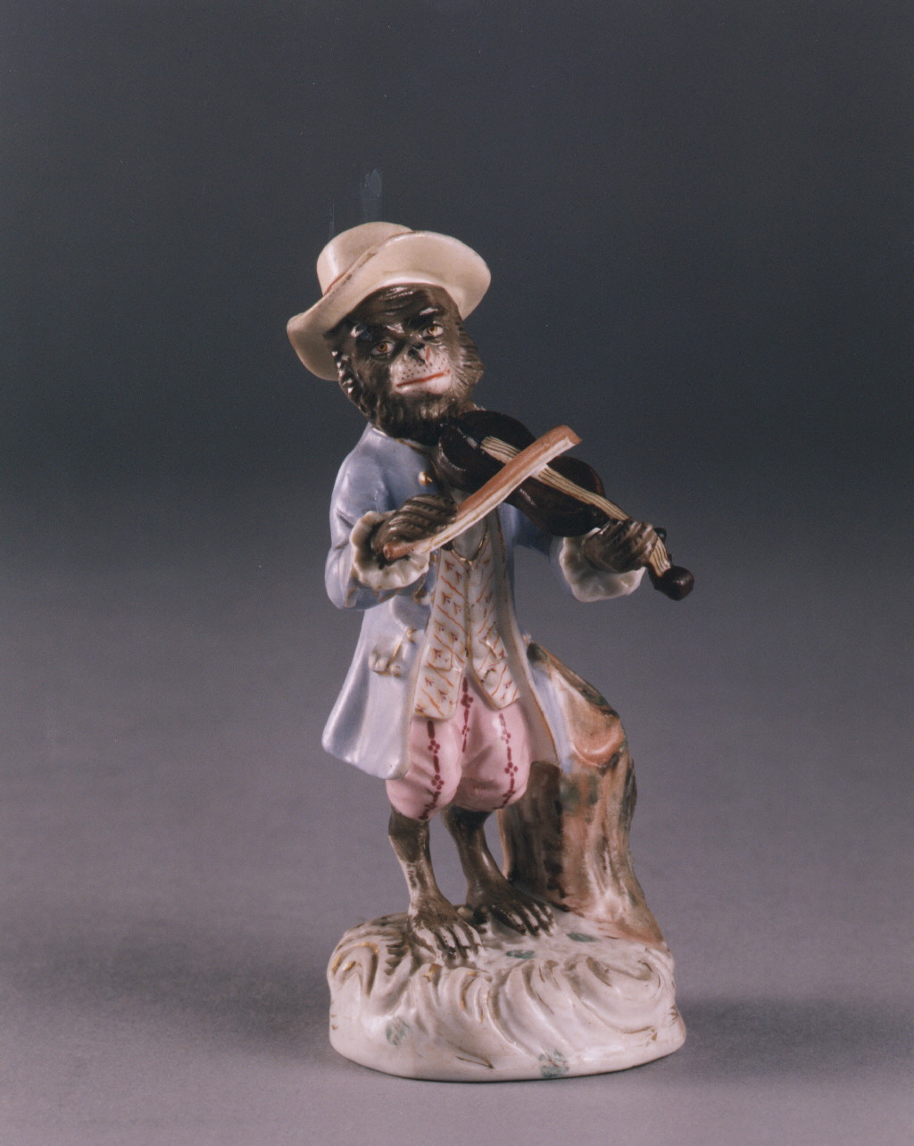 scimmia che suona il violino (statuetta) - manifattura di Plaue (sec. XIX)