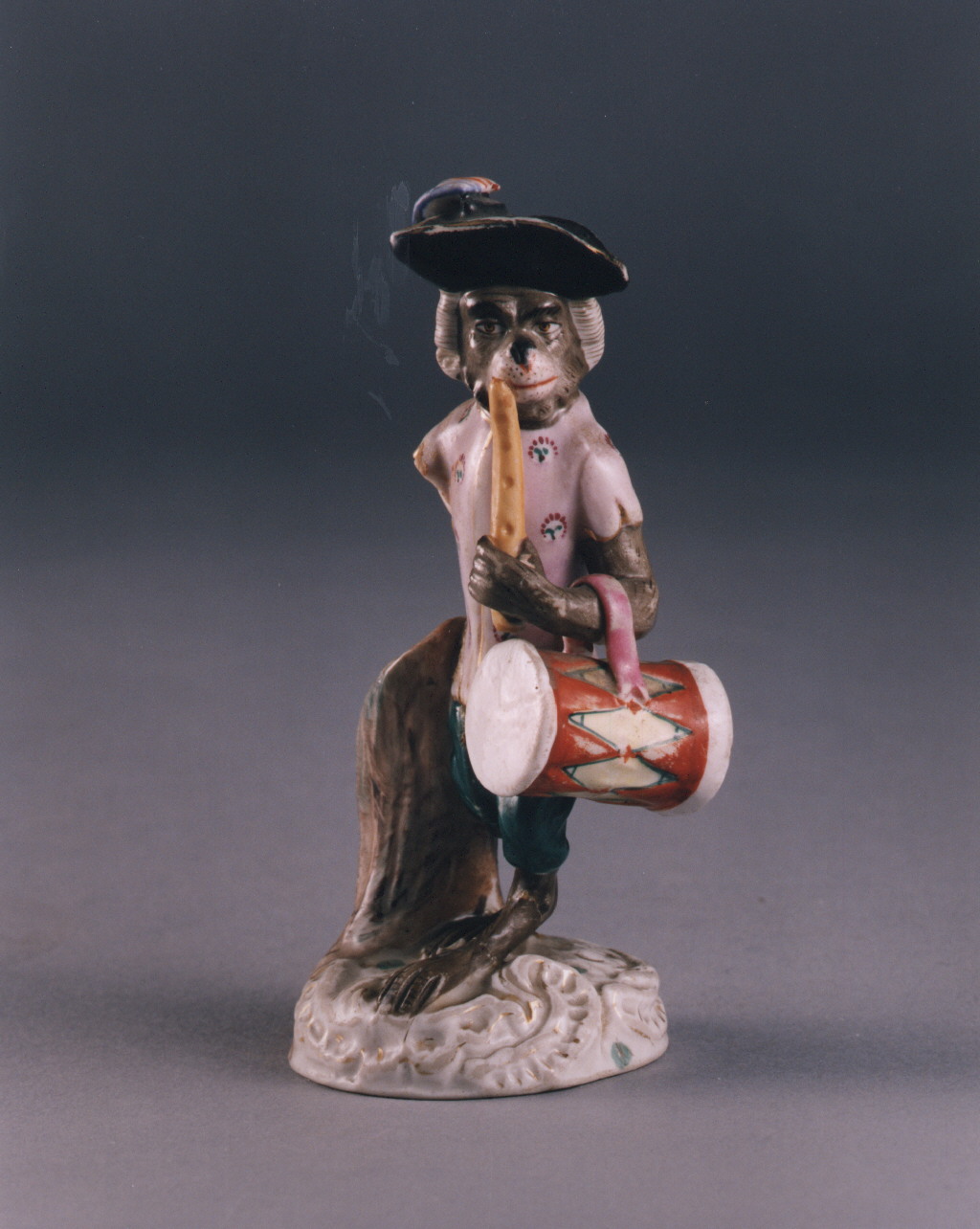 scimmia che suona il tamburo (statuetta) - manifattura di Plaue (sec. XIX)