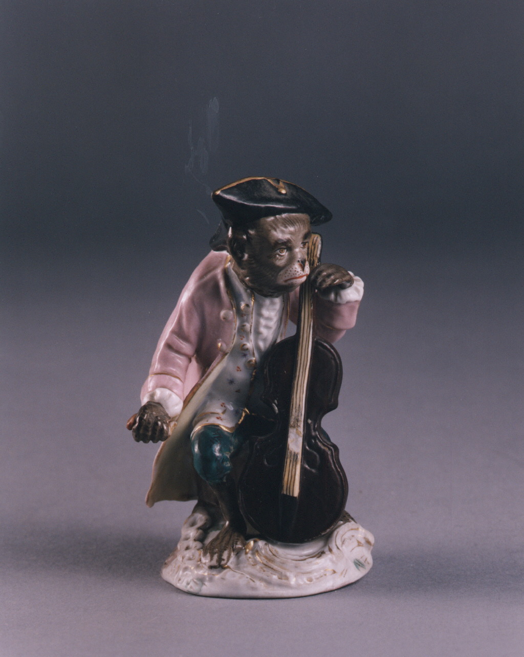 scimmia che suona il violoncello (statuetta) - manifattura di Plaue (sec. XIX)