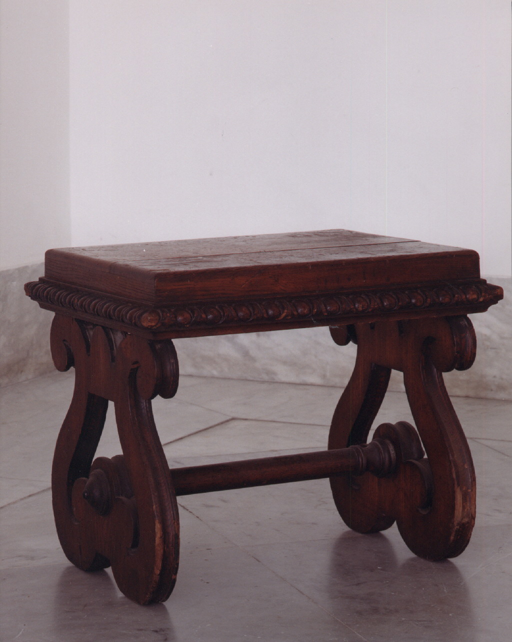 motivi decorativi a conchiglia e ovoli (sgabello, serie) - bottega napoletana (sec. XIX)