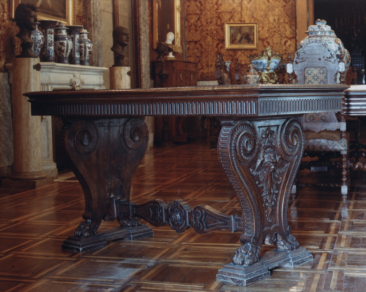 motivi decorativi vegetali e animali (tavolo) - bottega napoletana (sec. XIX)