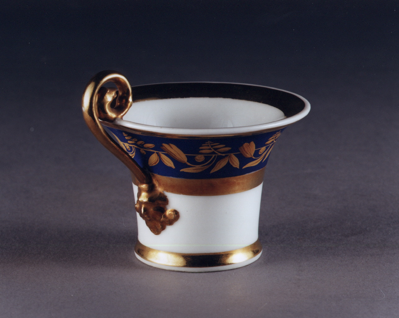 motivo decorativo floreale (tazzina, serie) - manifattura francese (sec. XIX)