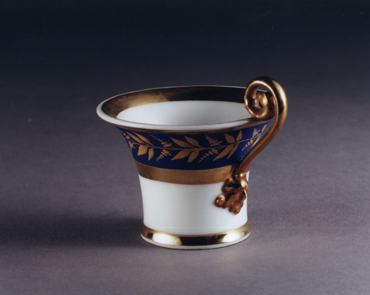 motivo decorativo floreale (tazzina, serie) - manifattura francese (sec. XIX)