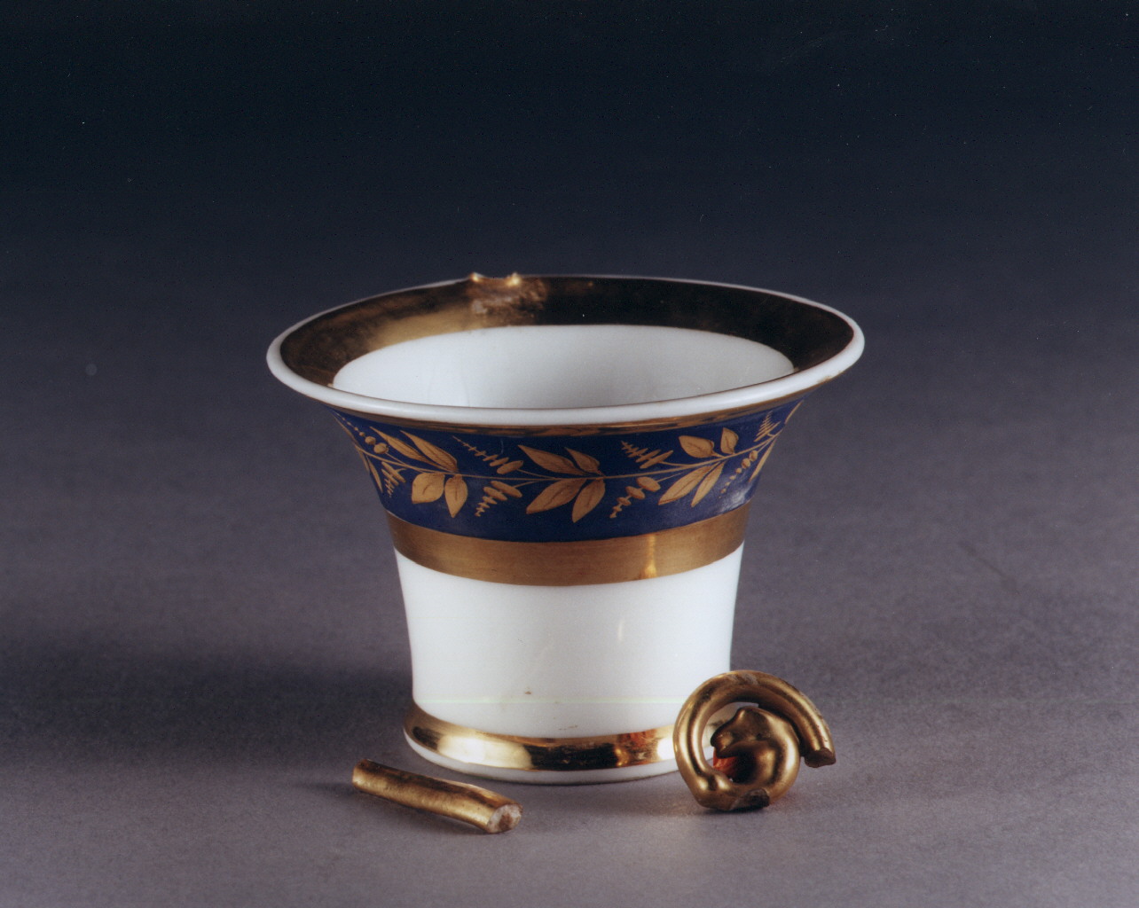 motivo decorativo floreale (tazzina) - manifattura francese (sec. XIX)