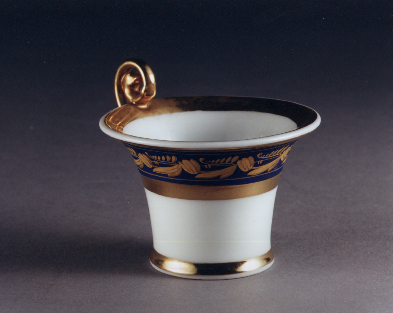 motivo decorativo floreale (tazzina, serie) - manifattura francese (sec. XIX)