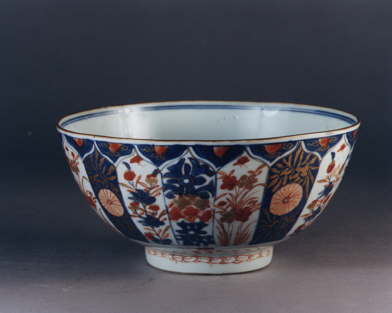 motivi decorativi floreali (coppa) - manifattura di Arita (primo quarto sec. XVIII)