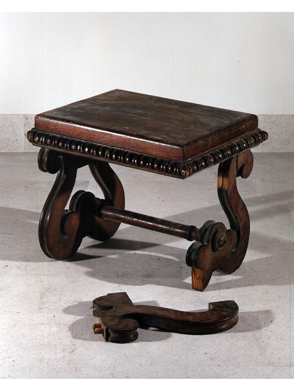 motivi decorativi vegetali (sgabello) - bottega napoletana (ultimo quarto sec. XIX)