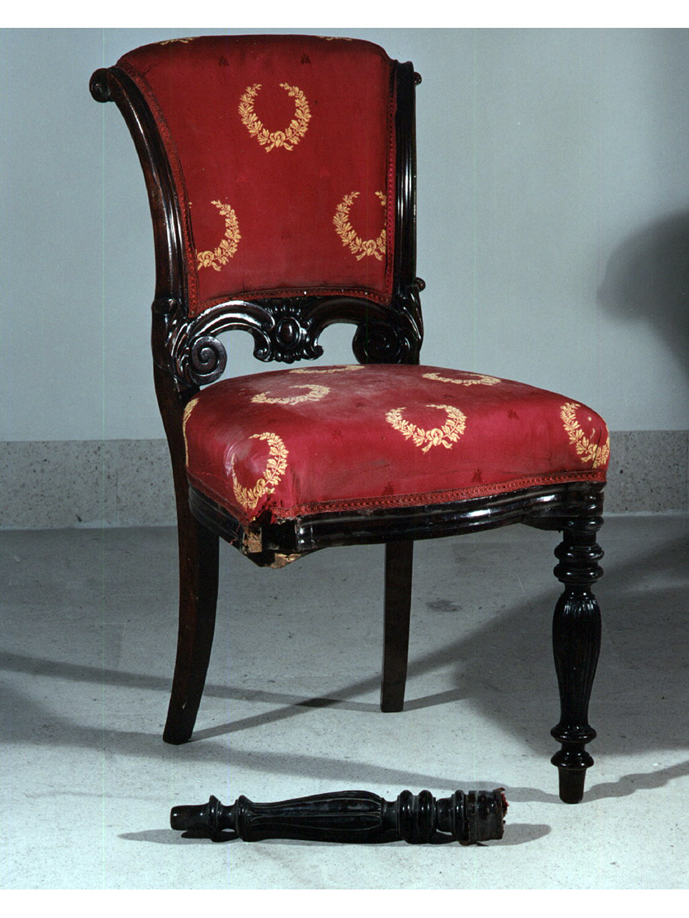 motivi decorativi a volute (sedia) - bottega napoletana, manifattura di San Leucio (prima metà sec. XX)