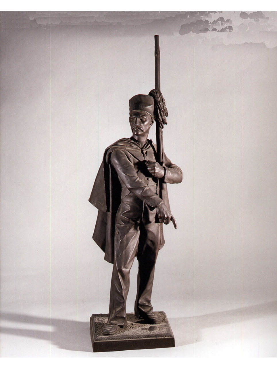 figura maschile (statuetta) - produzione europea (ultimo quarto sec. XIX)