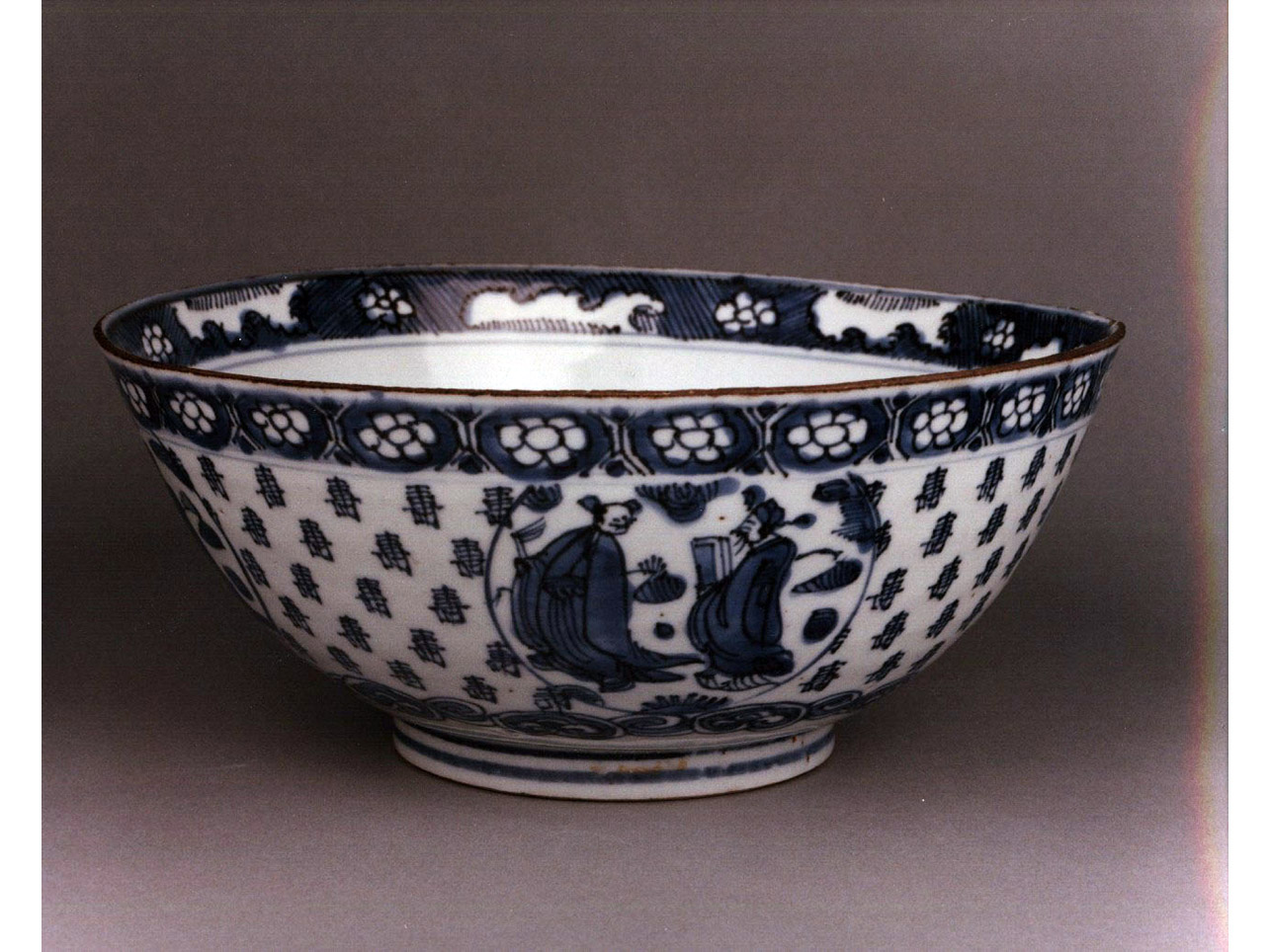 motivi decorativi vegetali e animali (coppa) - manifattura cinese (secc. XVI/ XVII)