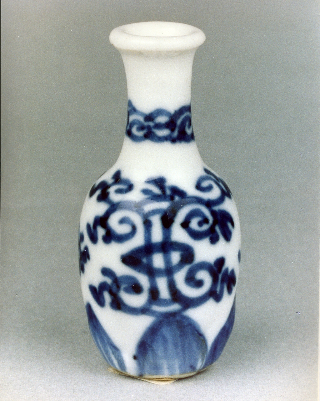 motivi decorativi vegetali stilizzati (vasetto) - manifattura cinese (prima metà sec. XVIII)