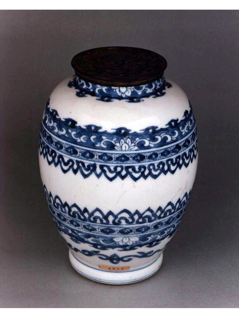 motivi decorativi geometrici e vegetali (vaso) - produzione europea, manifattura cinese (secc. XVII/ XVIII)