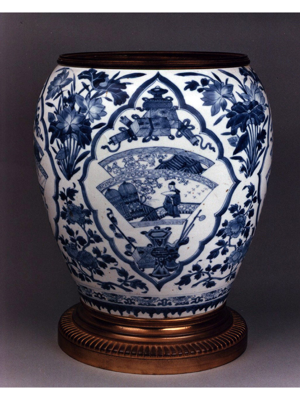 motivi decorativi vegetali stilizzati (vaso) - manifattura cinese, produzione europea (secc. XVII/ XVIII)