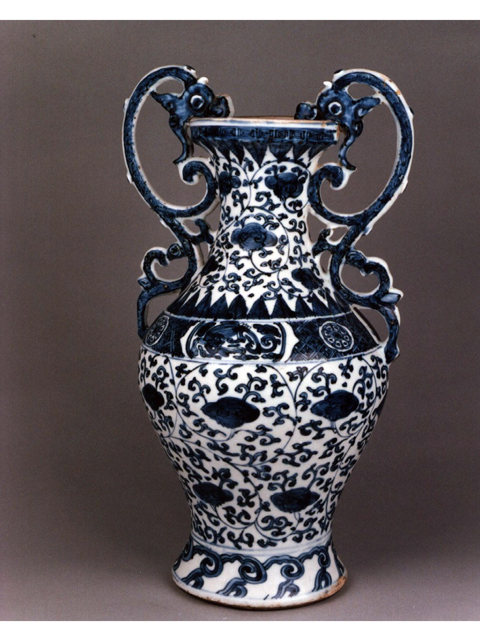 drago/ motivi decorativi vegetali stilizzati (anfora) - manifattura cinese (sec. XIX)