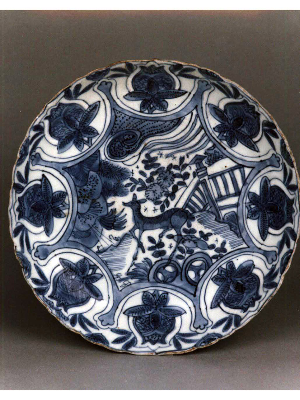 cervo/ motivi decorativi vegetali (piatto) - manifattura cinese (secc. XVI/ XVII)