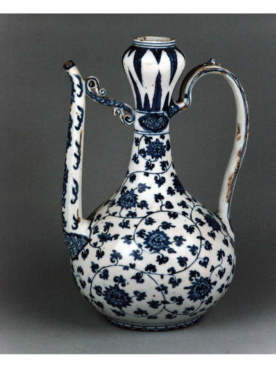 motivi decorativi vegetali (caraffa) - manifattura cinese (ultimo quarto sec. XVI)