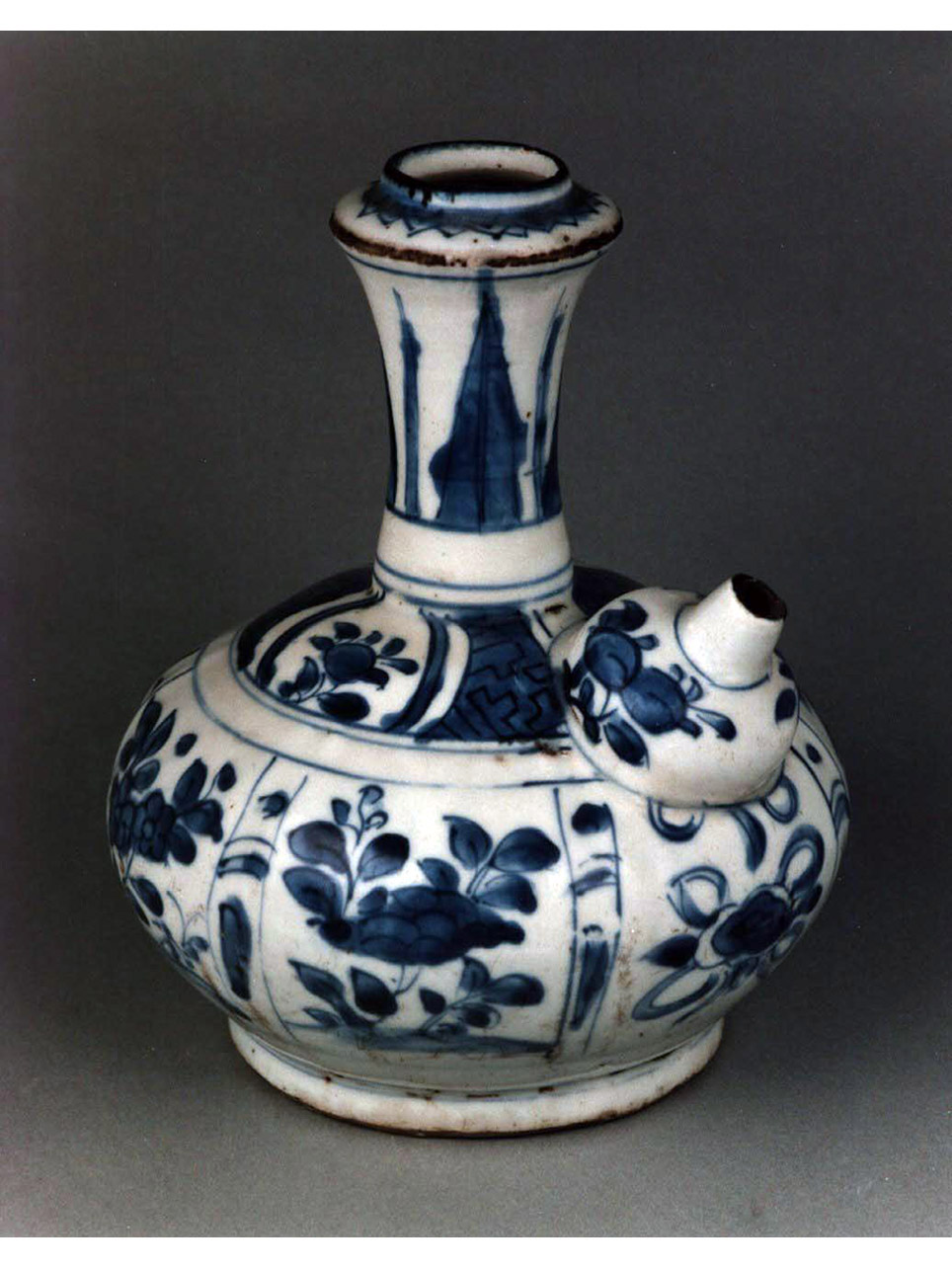 motivi decorativi vegetali e animali (brocca) - manifattura cinese (secc. XVI/ XVII)