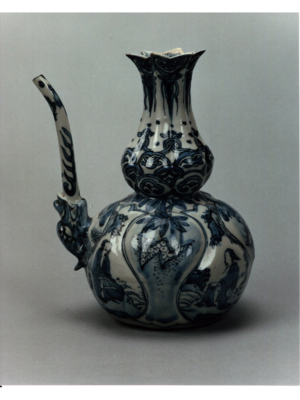 motivi decorativi floreali (bottiglia) - manifattura cinese (secc. XVI/ XVII)