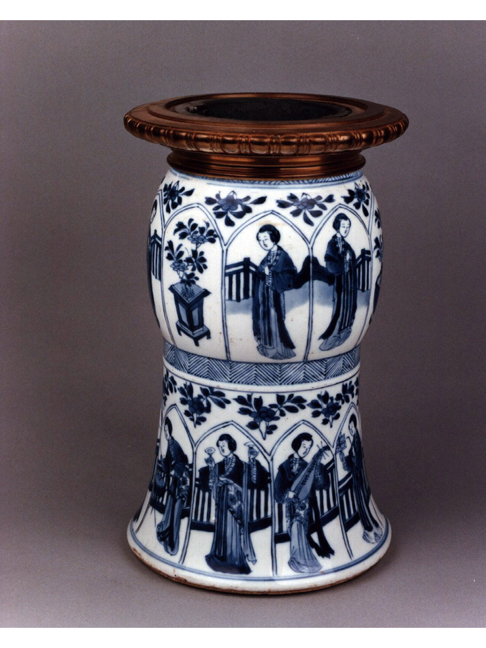 figure femminili/ motivi decorativi vegetali (vaso) - produzione europea, manifattura cinese (secc. XVII/ XVIII)