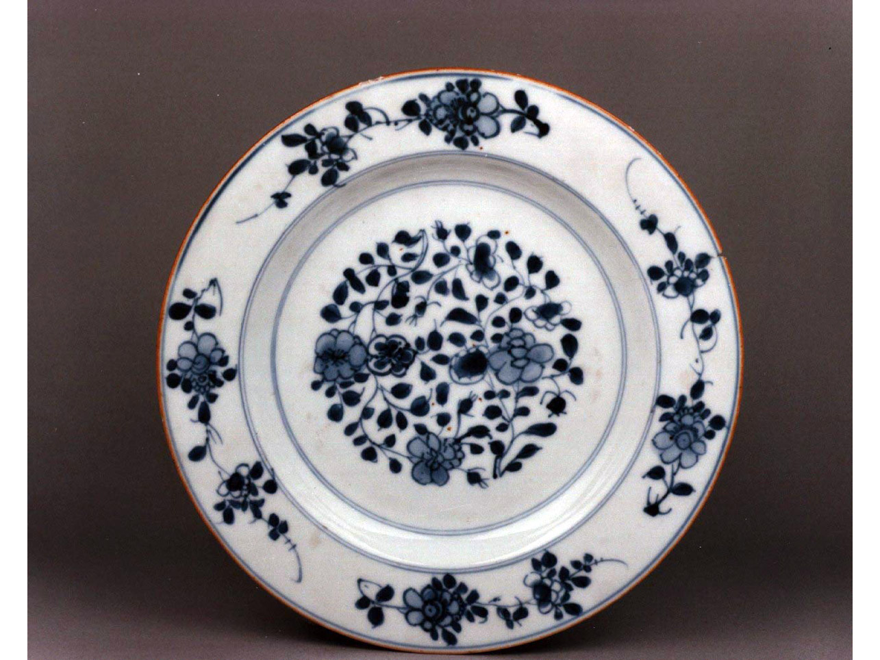 motivi decorativi vegetali (piatto) - manifattura cinese (prima metà sec. XIX)