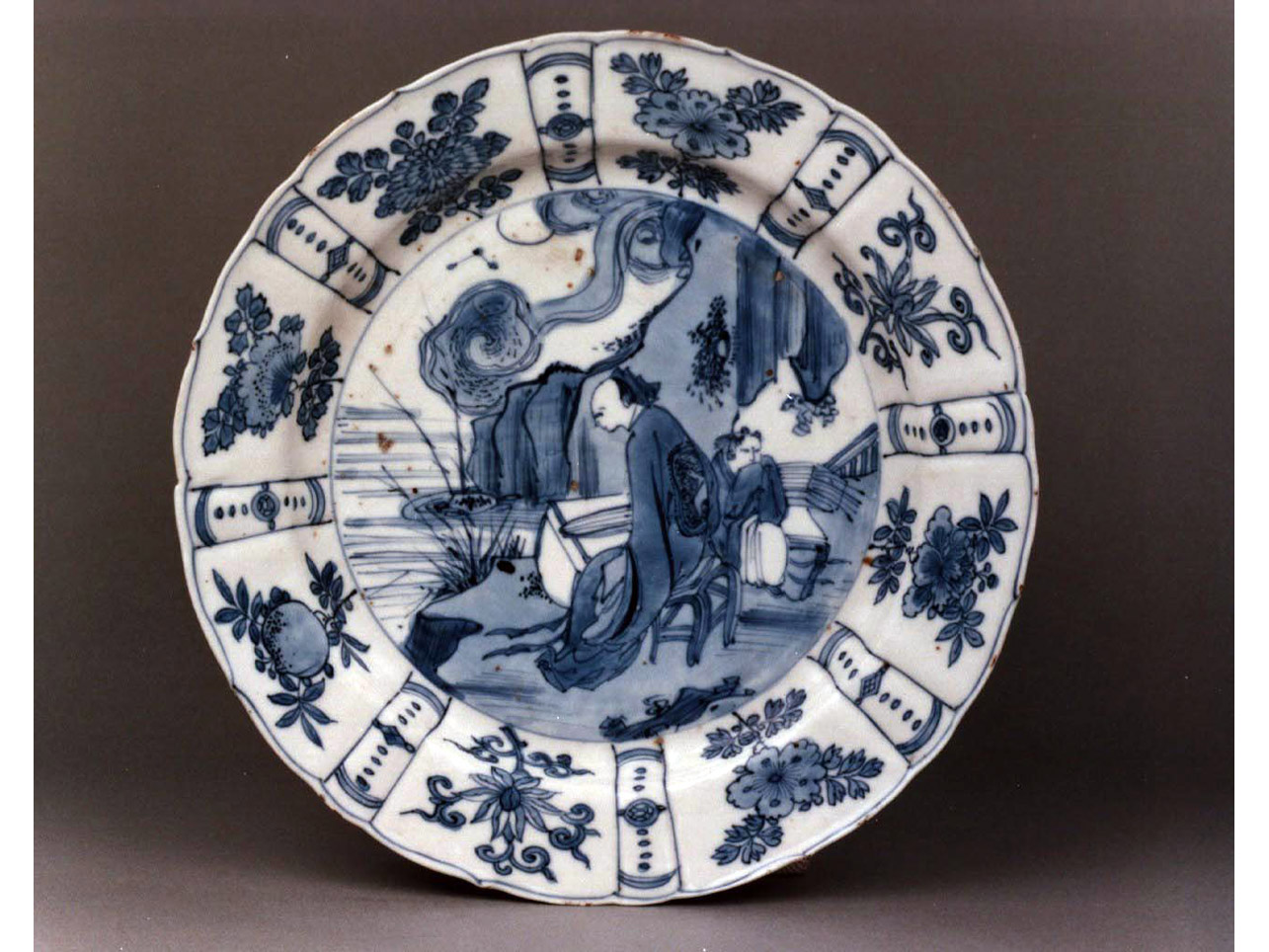 paesaggio con figure/ motivi decorativi vegetali (piatto) - manifattura cinese (secc. XVI/ XVII)