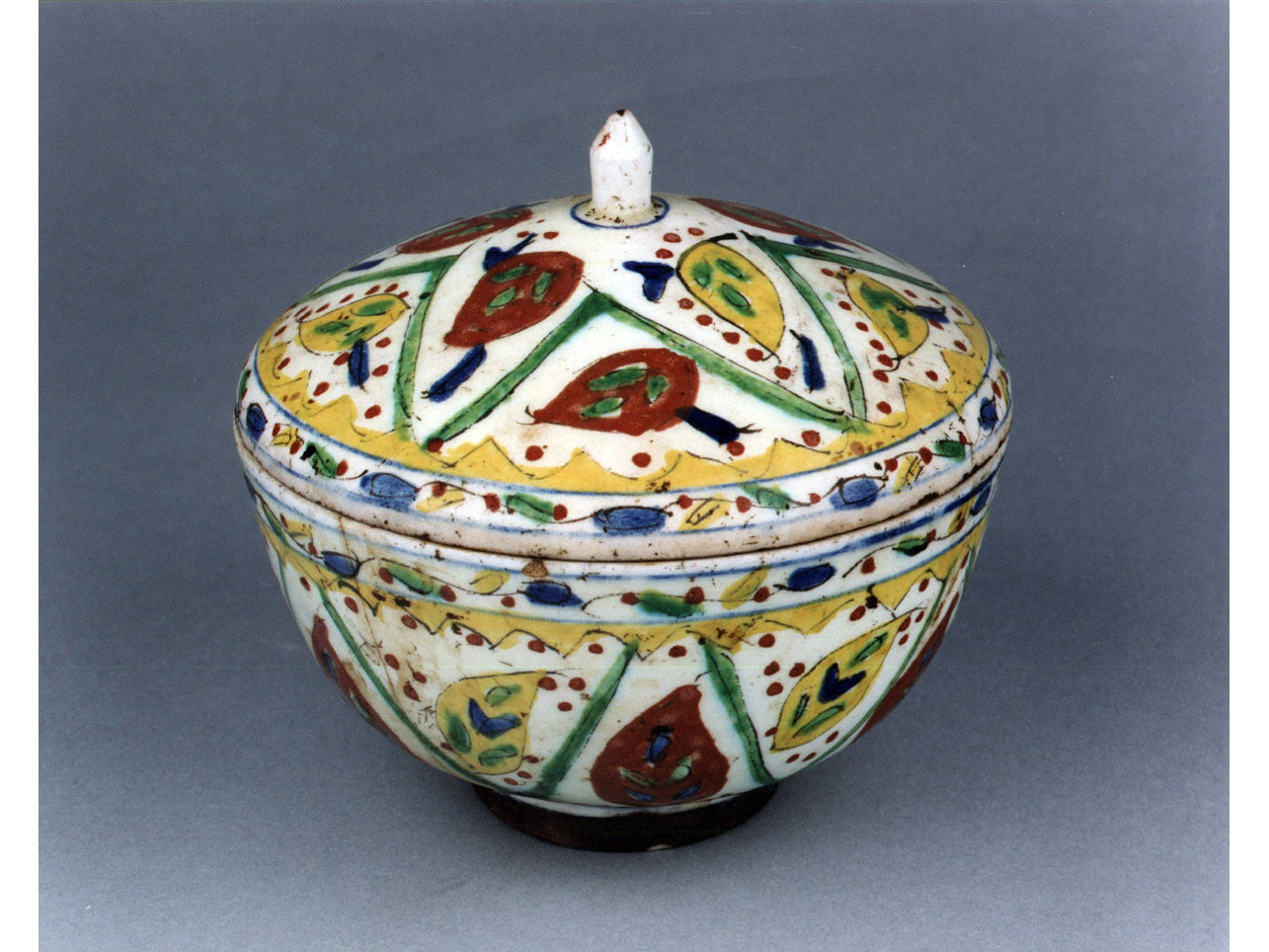 motivi decorativi geometrici/ motivi decorativi fitomorfi (coppetta) - manifattura di Kuthaya (sec. XVIII)