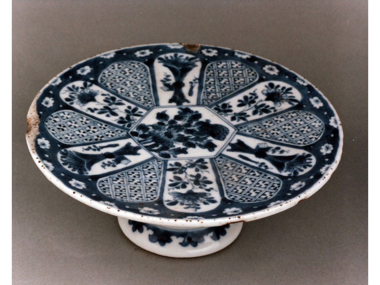 motivi decorativi geometrici e vegetali (alzata) - manifattura cinese (sec. XVIII)