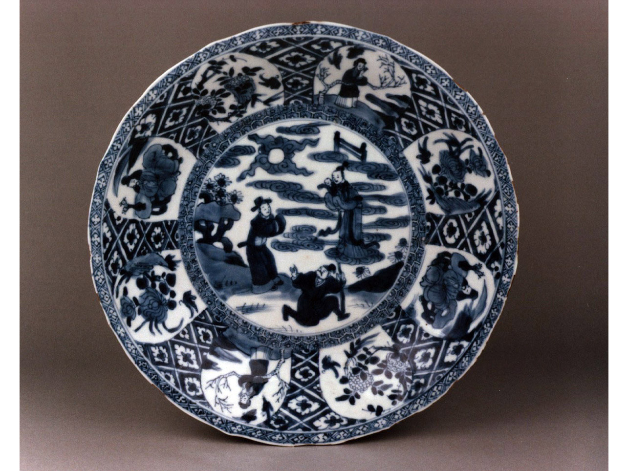 paesaggio con figure/ motivi decorativi floreali (scodella) - manifattura cinese (secc. XVII/ XVIII)