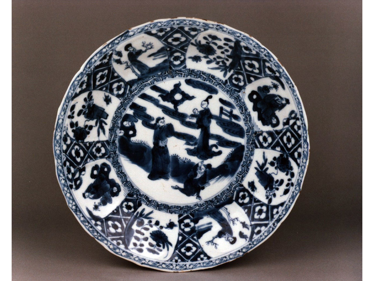 paesaggio con figure/ motivi decorativi floreali (scodella) - manifattura cinese (secc. XVII/ XVIII)