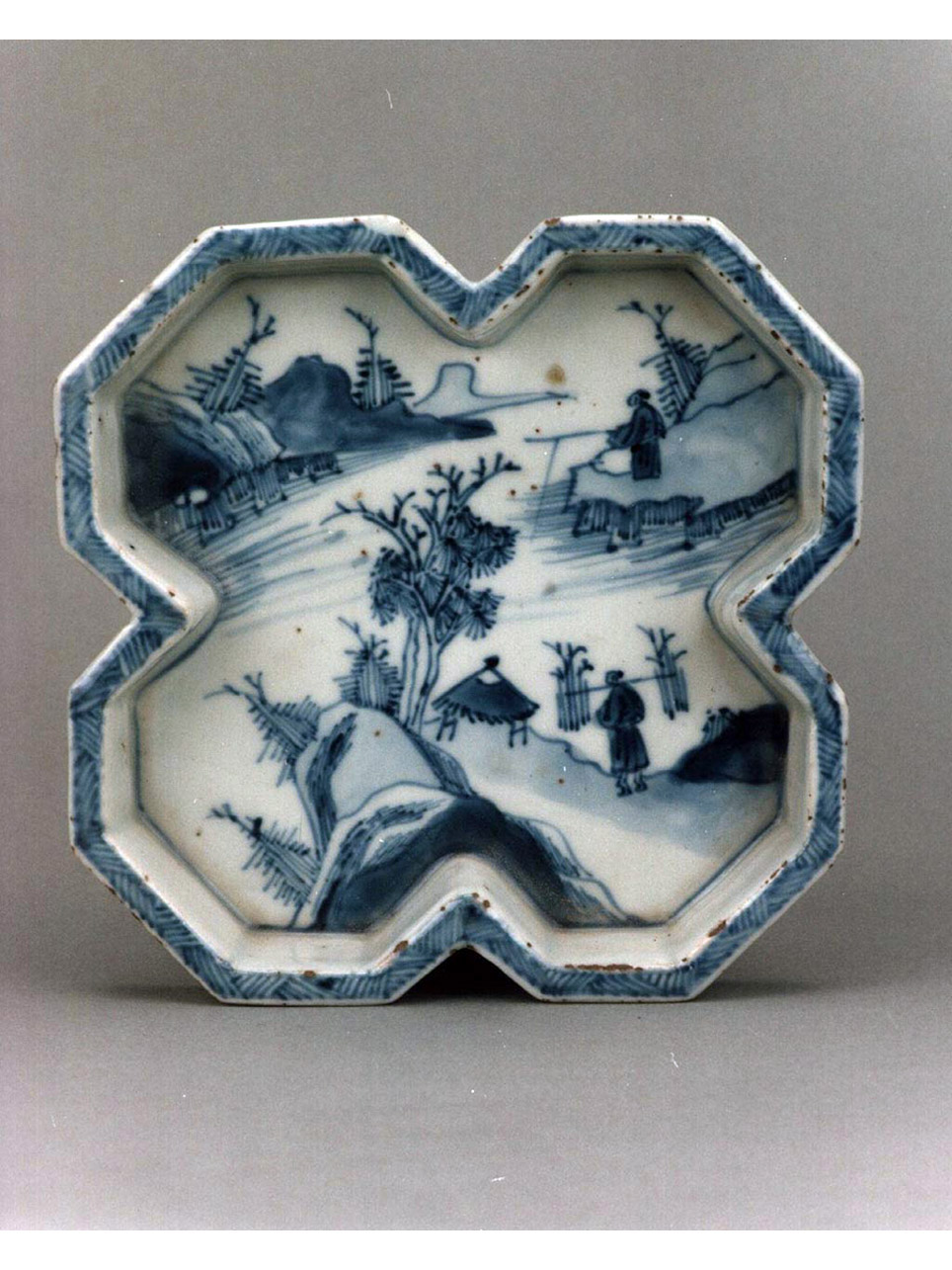 paesaggio con figure (vassoio) - manifattura cinese (sec. XVII)