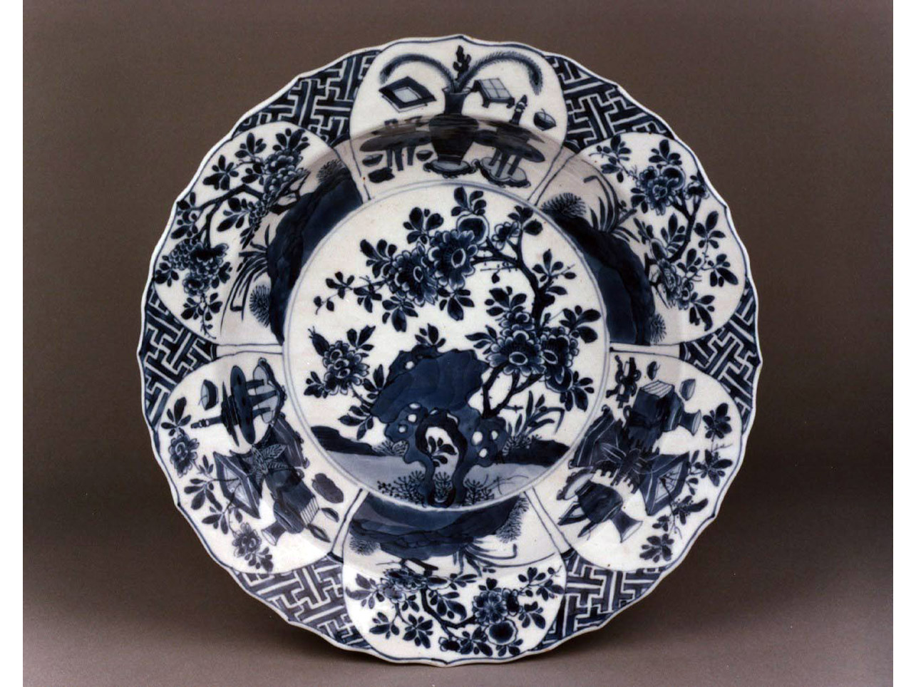 motivi decorativi floreali (scodella) - manifattura cinese (secc. XVII/ XVIII)