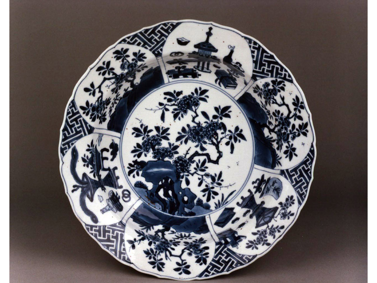 motivi decorativi floreali (scodella) - manifattura cinese (secc. XVII/ XVIII)