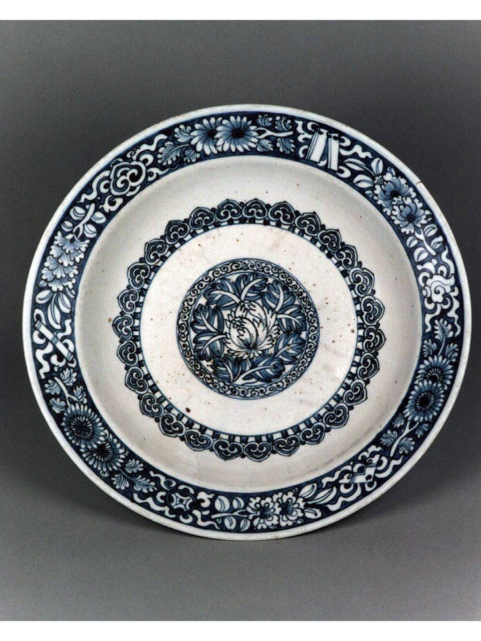 motivi decorativi floreali (bacile) - manifattura cinese (prima metà sec. XVII)