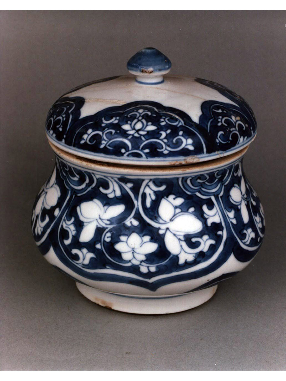 motivi decorativi floreali (zuccheriera) - manifattura cinese (secc. XVII/ XVIII)