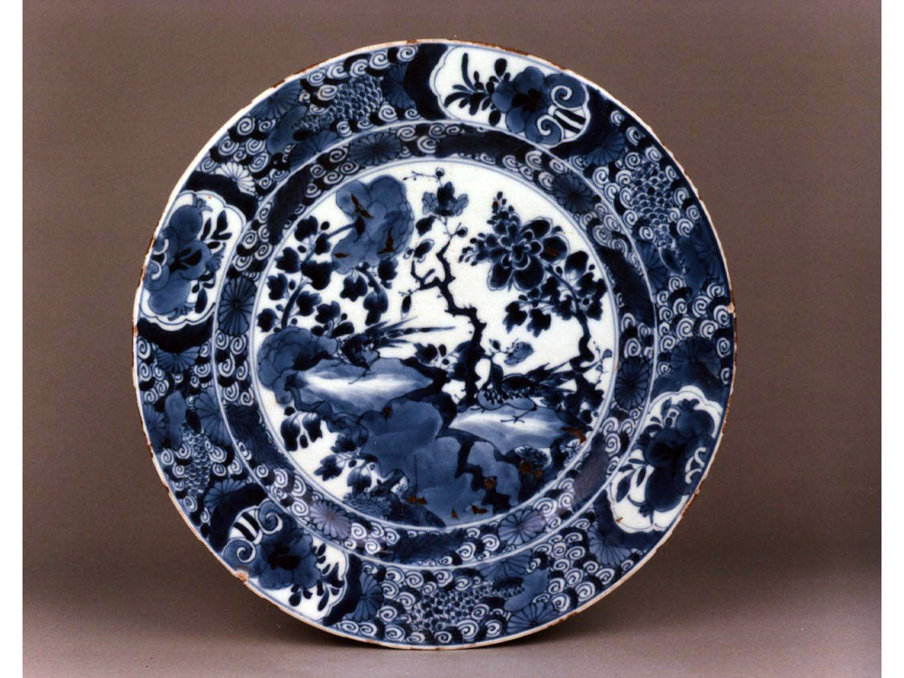 motivi decorativi vegetali e animali (piatto) - manifattura cinese (prima metà sec. XVIII)