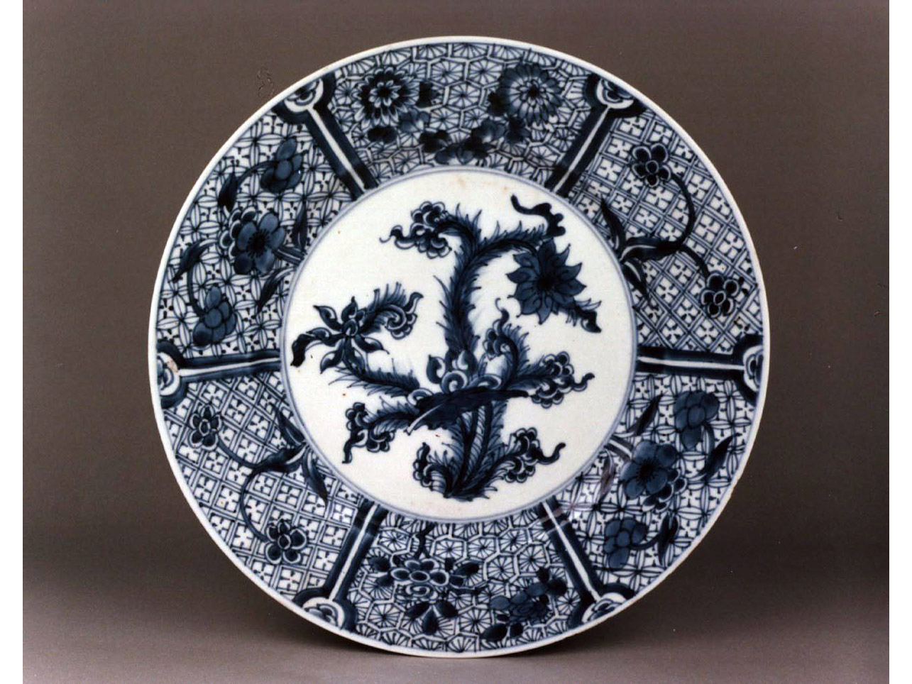 motivi decorativi floreali (piatto) - manifattura cinese (sec. XVIII)