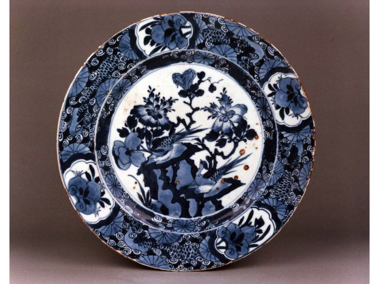 motivi decorativi floreali (piatto) - manifattura cinese (prima metà sec. XVIII)