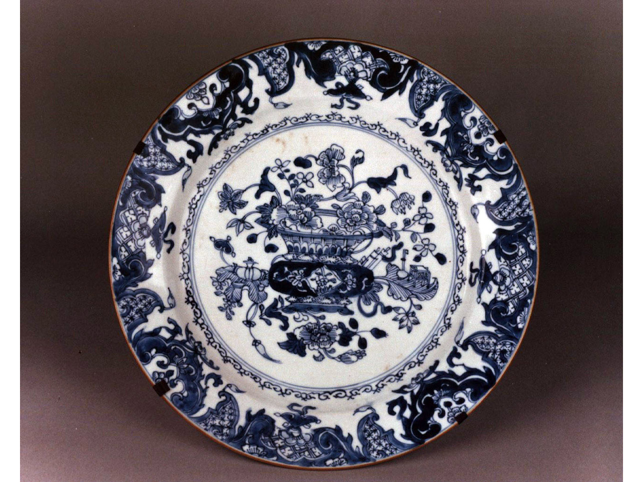 motivi decorativi floreali (piatto) - manifattura cinese (prima metà sec. XVIII)