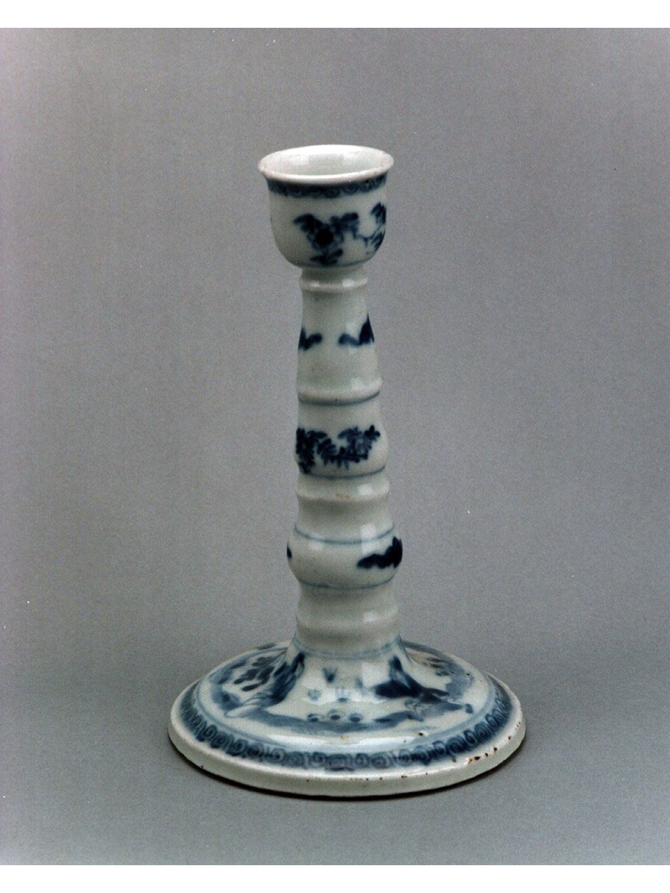 paesaggio con figure/ motivi decorativi floreali (candeliere) - manifattura cinese (sec. XVIII)