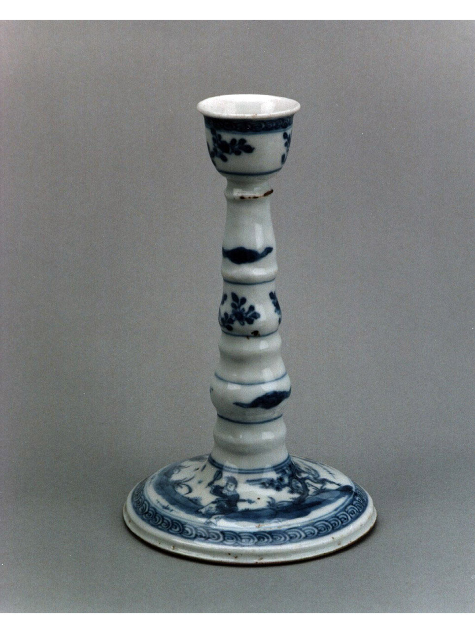 paesaggio con figure/ motivi decorativi floreali (candeliere) - manifattura cinese (sec. XVIII)