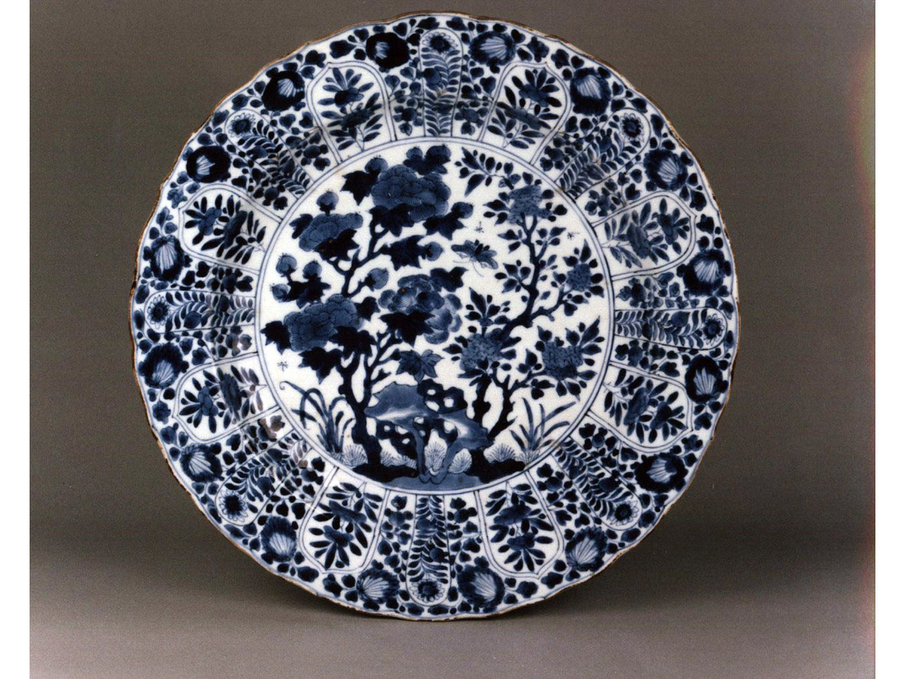 motivi decorativi floreali (piatto) - manifattura cinese (secc. XVII/ XVIII)