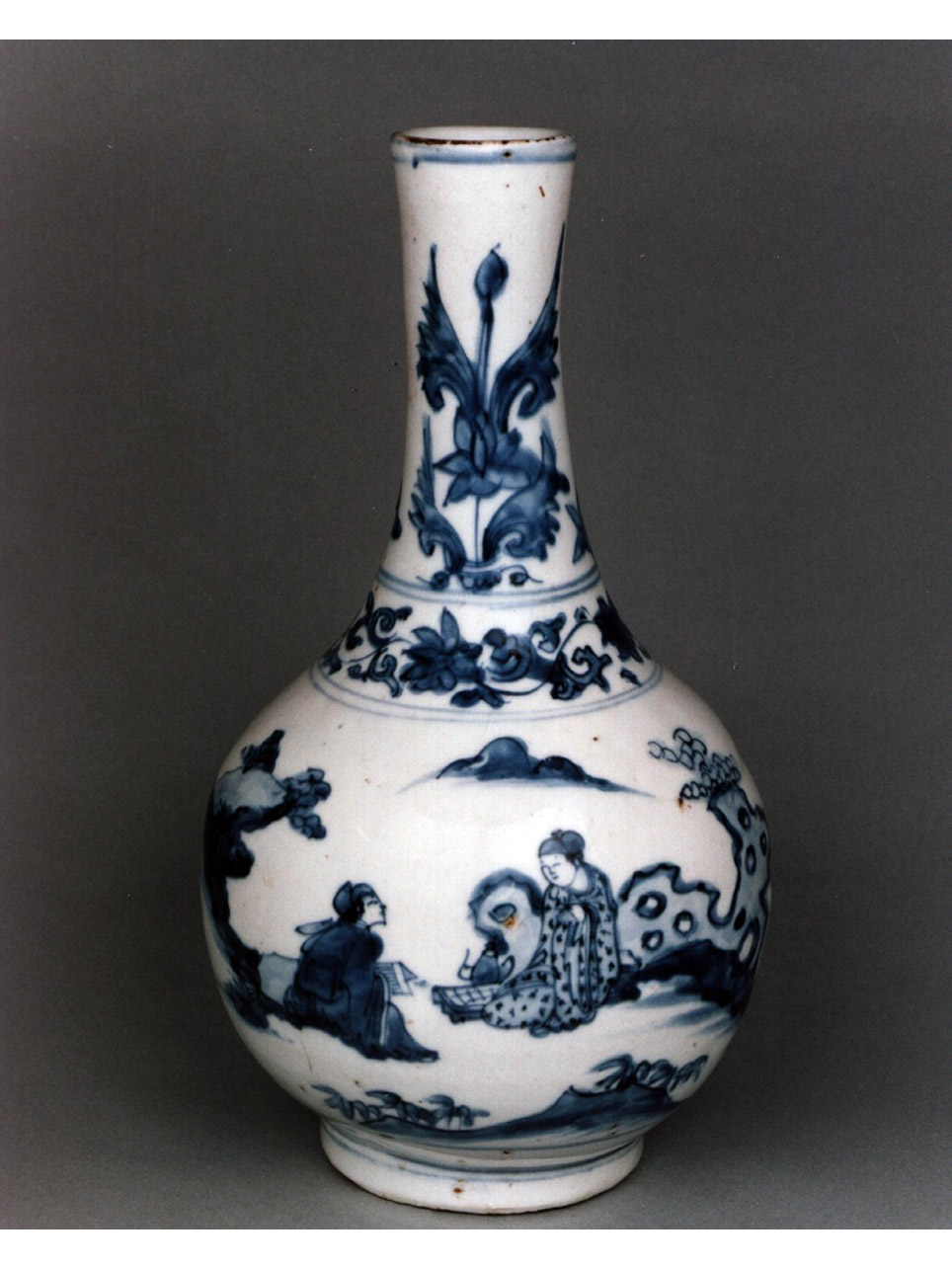 paesaggio con figure/ motivi decorativi floreali (bottiglia) - manifattura cinese (secondo quarto sec. XVII)