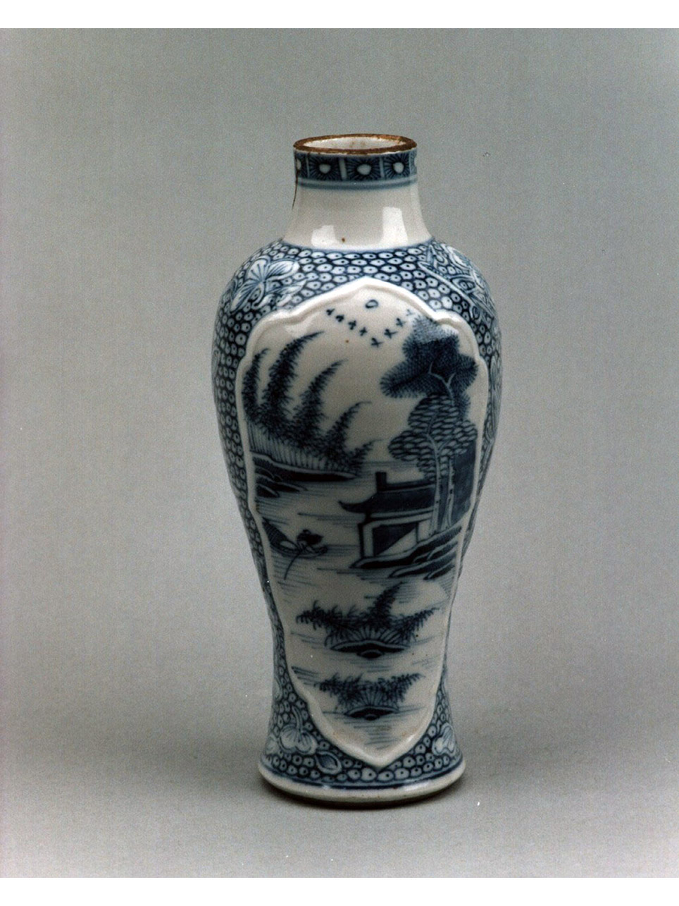 paesaggio/ motivi decorativi vegetali e animali (vasetto) - manifattura cinese (sec. XVIII)