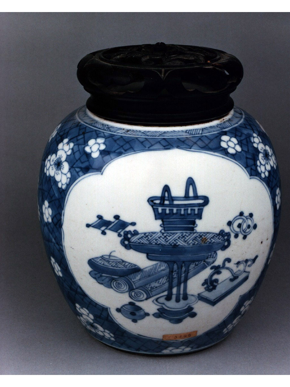 motivi decorativi geometrici/ motivi decorativi floreali (vaso) - manifattura cinese (secc. XVII/ XVIII)