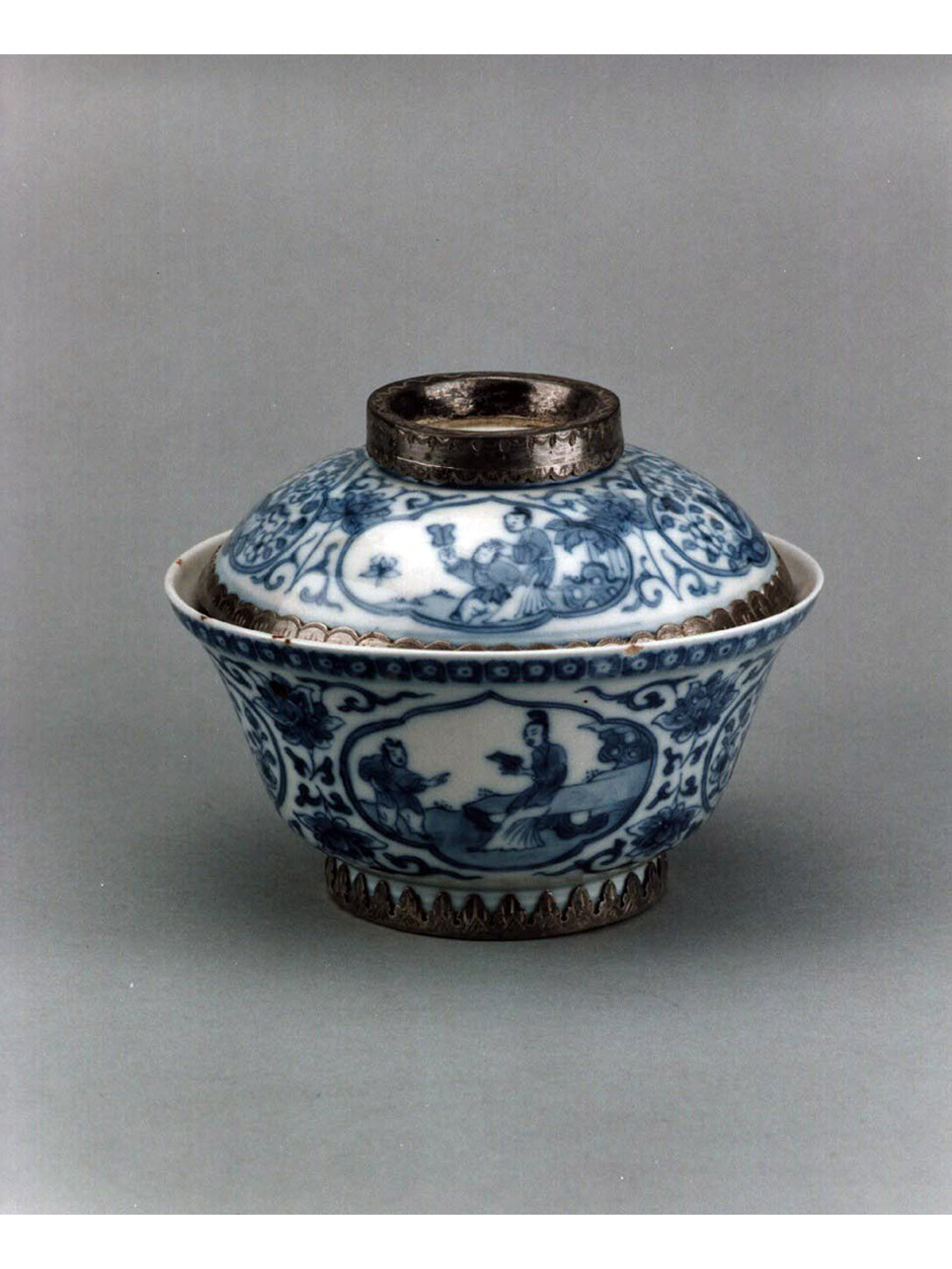 scena familiare/ motivi decorativi vegetali (coppa) - produzione europea, manifattura cinese (sec. XVIII)