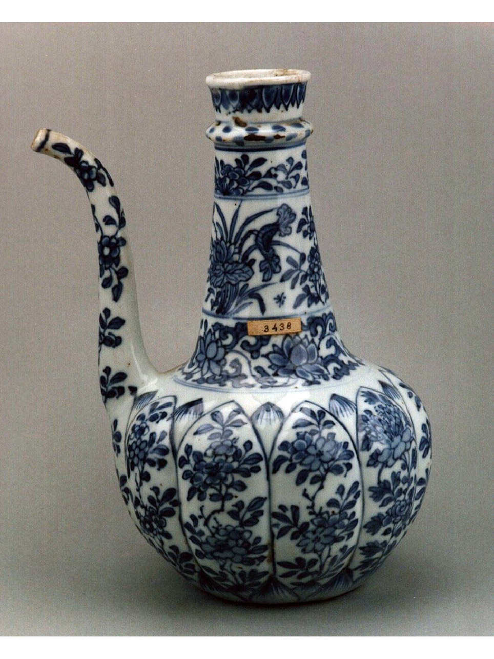 motivi decorativi floreali (caffettiera) - manifattura cinese (secc. XVII/ XVIII)